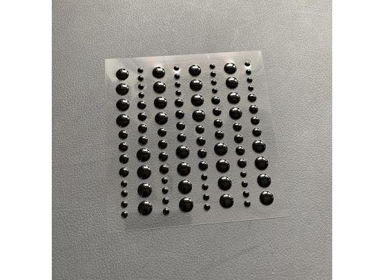 Simple and basics enamel dots soft white