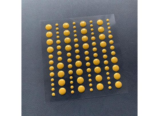 Simple and basics enamel dots soft white